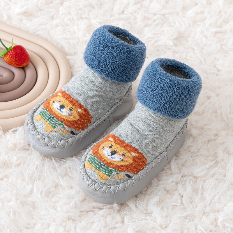 Unisex toddler footwear: soft canvas color-matching shoes, designed for comfort and stability.