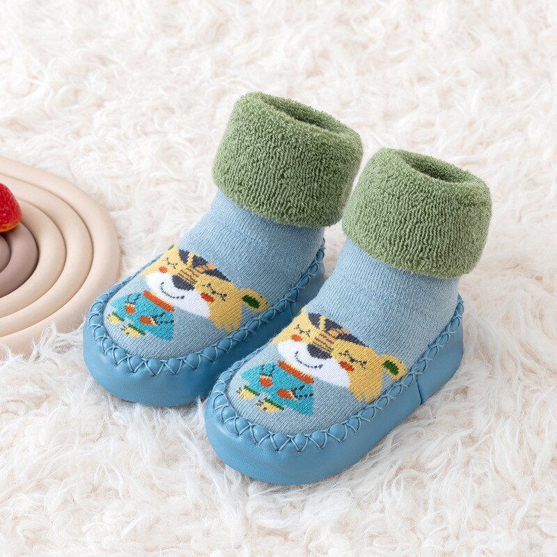 Stylish unisex infant canvas walking shoes, perfect for gifting, with a soft and anti-slip design.