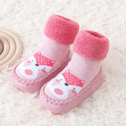 Comfortable baby walking shoes made from soft canvas, color-matching, with secure anti-slip bottom.
