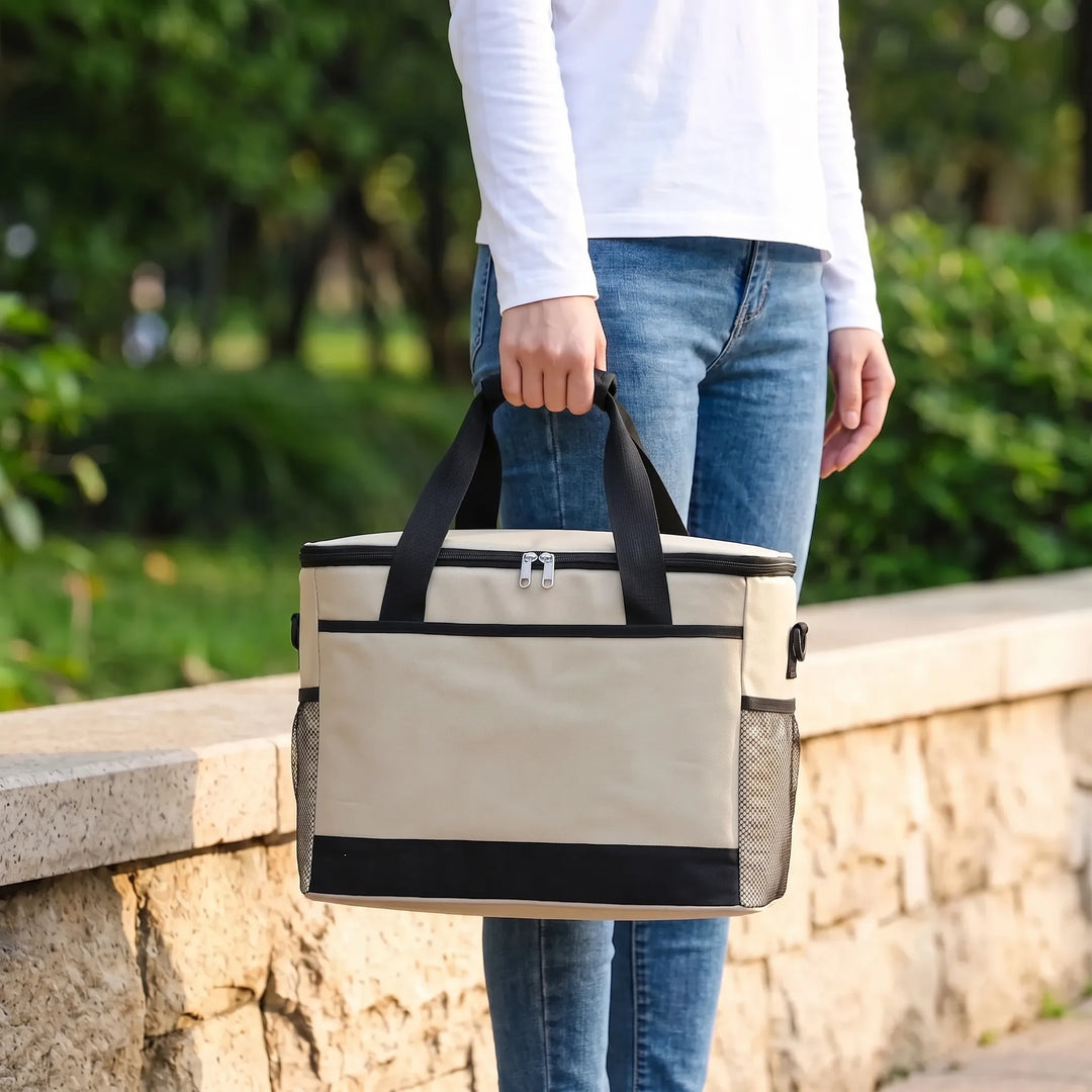 Unisex insulated cooler bag for outdoor meals & picnics, keeping food fresh.