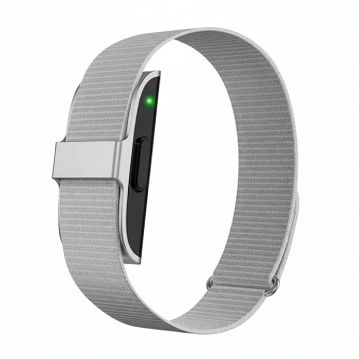 Advanced unisex fitness tracker: IP68 waterproof, continuous heart rate & O2 health monitoring.