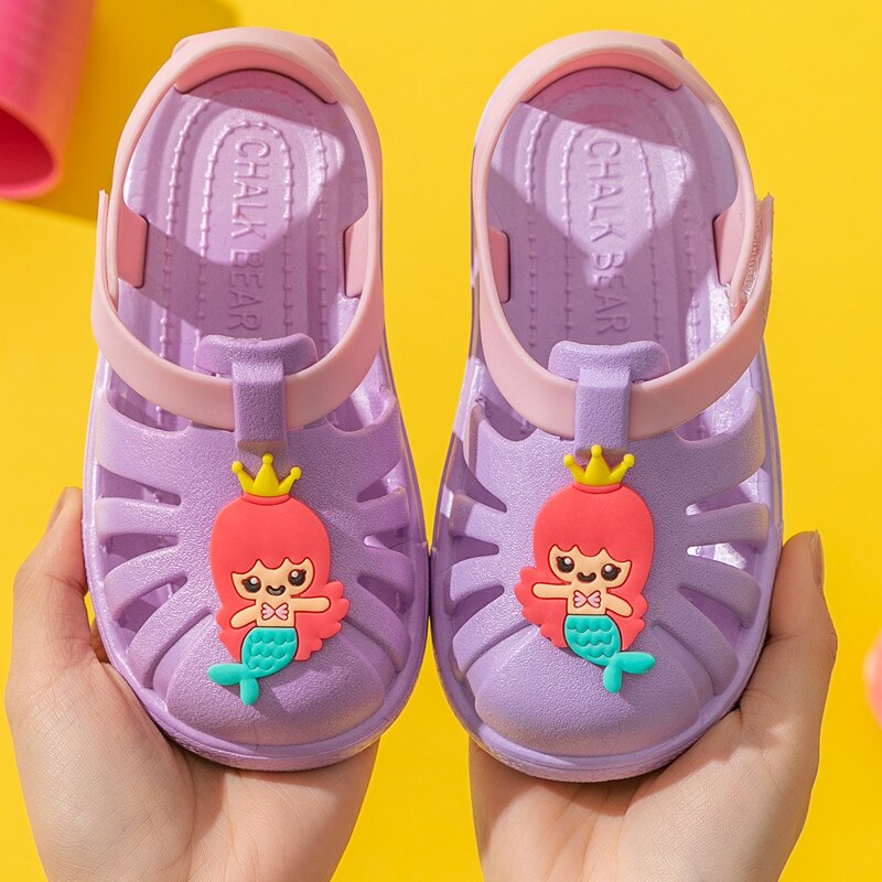 Close-up of non-slip sole on unisex kids' summer sandals, providing stability for active toddlers