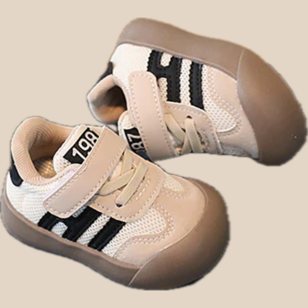 Unisex kids' breathable velcro sneakers for active play, durable rubber sole, patchwork design.