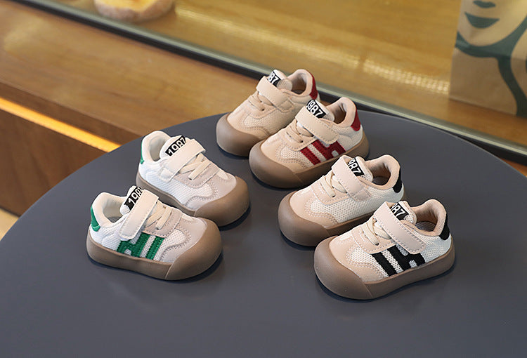 Children's casual sneakers in a unisex design, featuring hook and loop straps for secure fit.