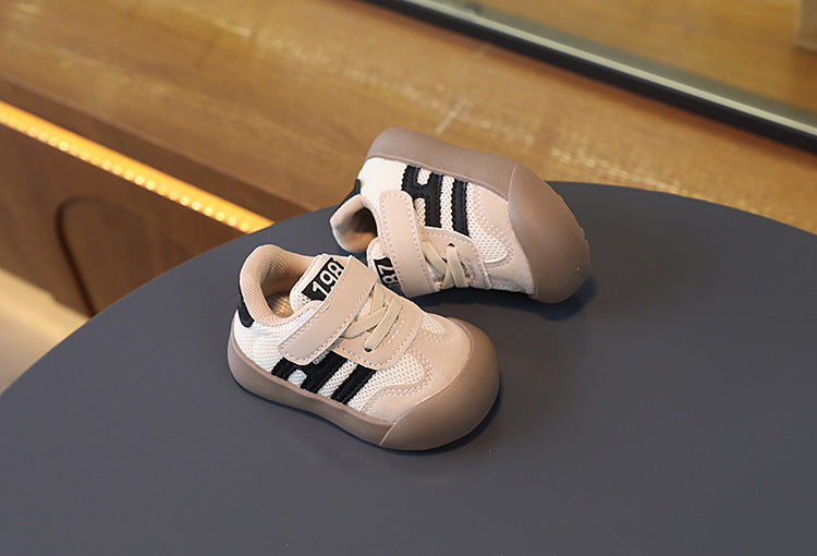 Unisex children's velcro sneakers, comfortable and breathable for all-day wear.