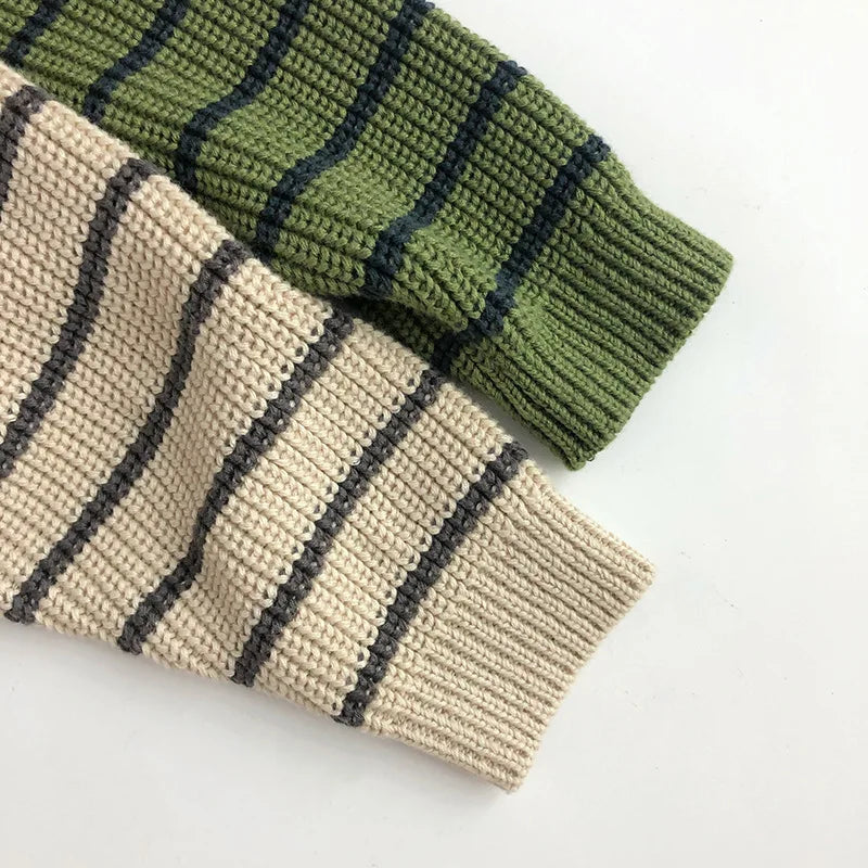 Detail of the durable zipper on a green cotton kids sweater, designed for easy dressing