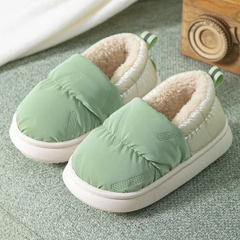 Cozy kids winter footwear: unisex fleece slippers with anti-slip grip for toddlers and young children.