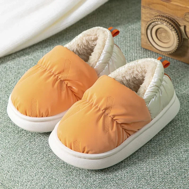 Close-up of the anti-slip sole on a pair of unisex kids winter fleece slippers, showcasing excellent grip.