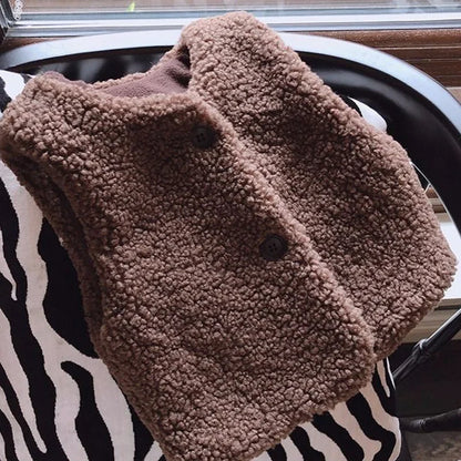Detail of the comfortable collar of a unisex lamb wool vest, warm toddler fashion