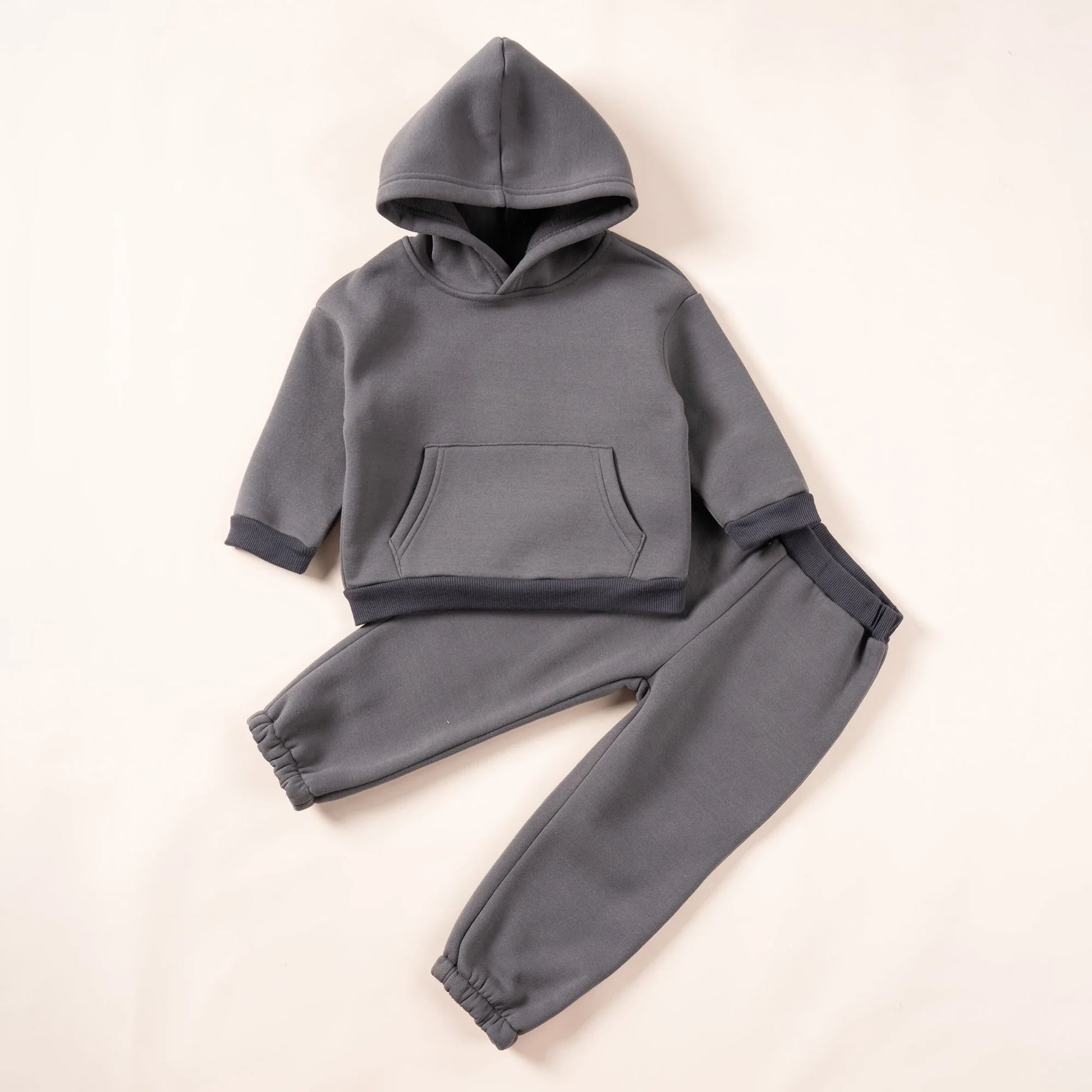 Unisex children's hooded tracksuit in black, stylish and practical winter apparel