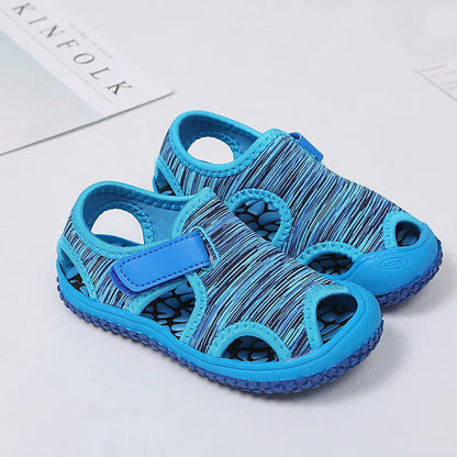 Adventure-ready kids' sandals, black and green, quick-drying for splashing fun in summer