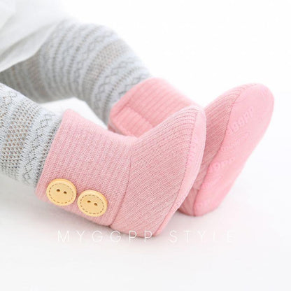 Unisex knitted ankle boots for babies, soft sole, grey, perfect for newborns and walkers.