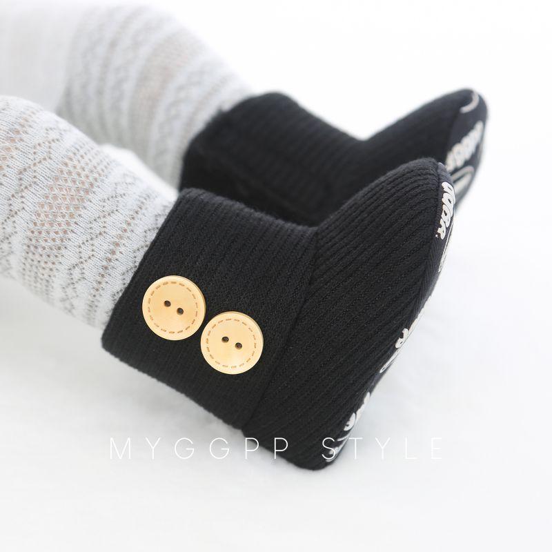 Unisex baby walker shoes, knitted ankle style, light grey with anti-slip bottom for infants.