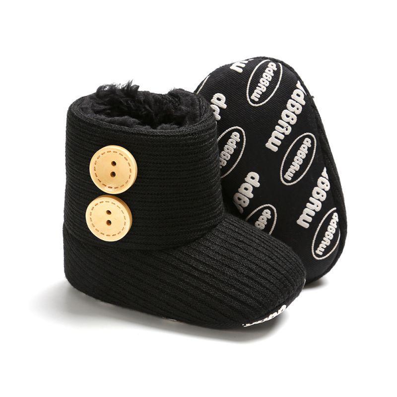 Warm baby shoes made of soft knitted material, designed as ankle boots for newborns.