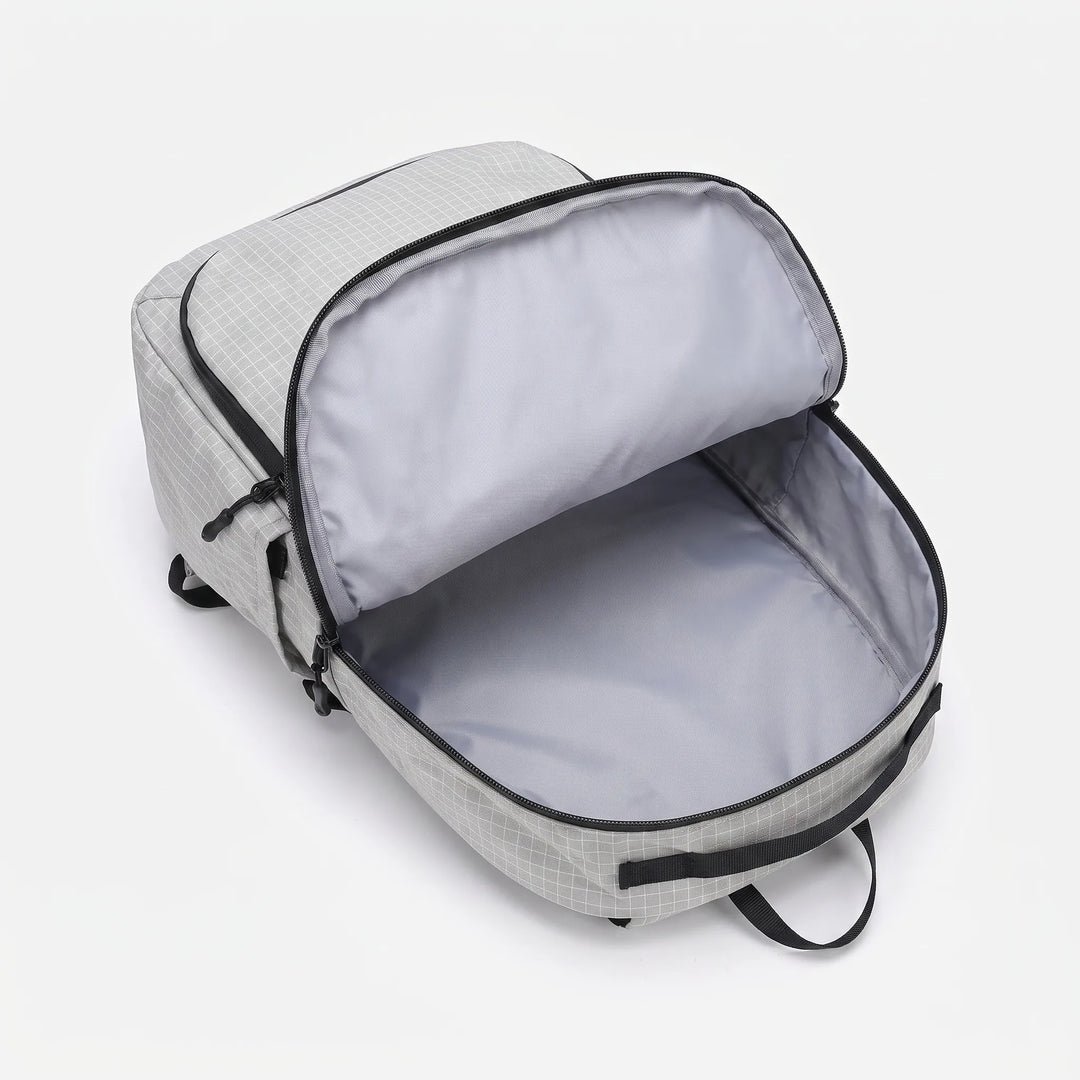 Streamlined trail running hydration pack, water-repellent design for active outdoor enthusiasts.