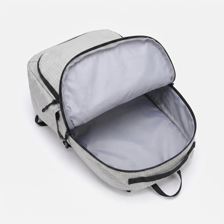 Streamlined trail running hydration pack, water-repellent design for active outdoor enthusiasts.