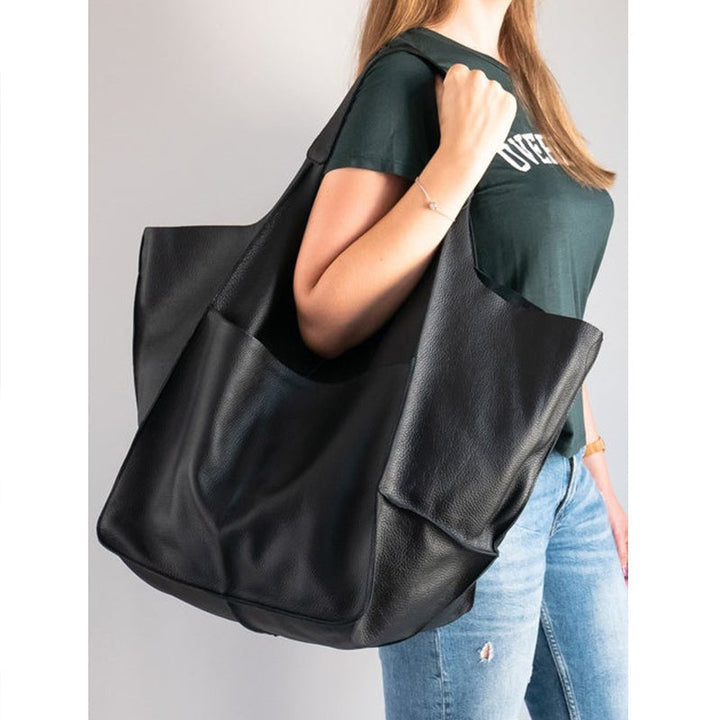 Ample storage in this unisex oversized duffel bag, a perfect large capacity carry-on weekender.