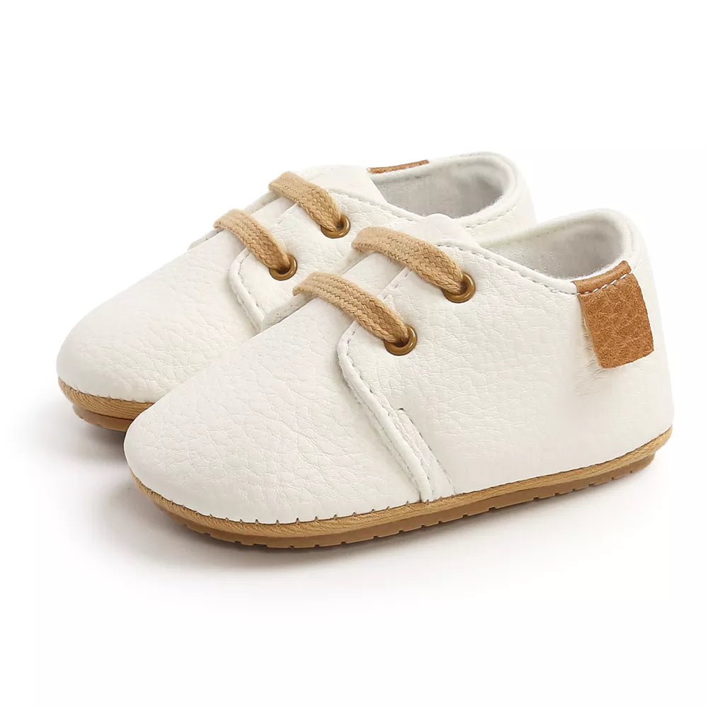 Retro baby shoes in gentle pink leather, soft sole and anti-slip for little girls