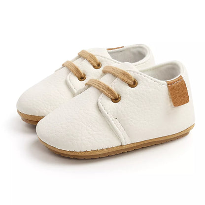 Retro baby shoes in gentle pink leather, soft sole and anti-slip for little girls