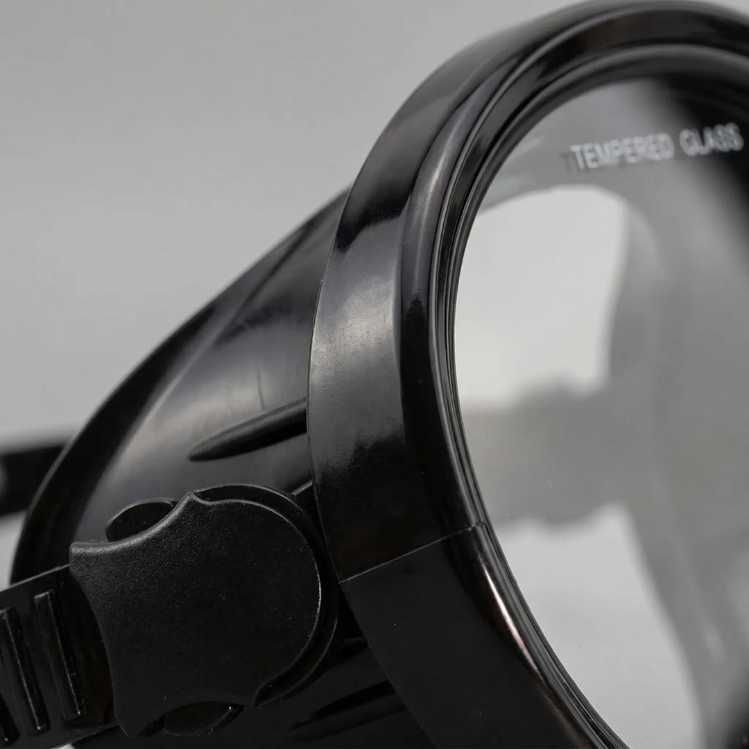 Comfortable unisex single-lens snorkeling mask provides a clear, wide underwater view for swimming & watersports.