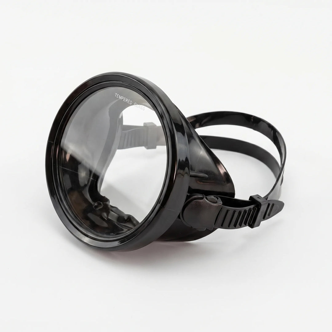 High-visibility single-lens diving mask ensures an unobstructed, clear view for snorkeling, diving & water sports.