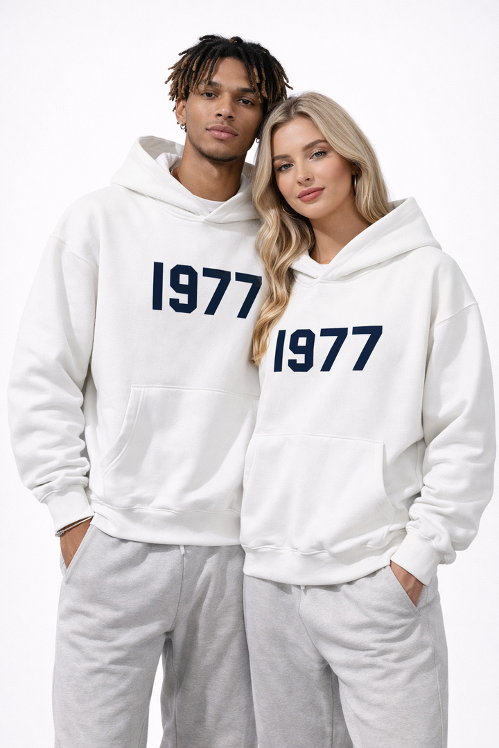Fashionable unisex streetwear hoodie with raglan sleeves & a classic 1977 retro print design.