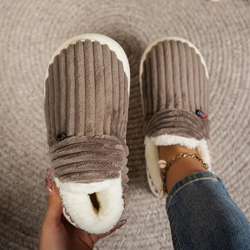 Stylish & cozy unisex thermal house slippers for indoor winter warmth & comfort.