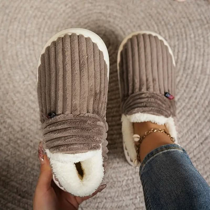 Stylish & cozy unisex thermal house slippers for indoor winter warmth & comfort.