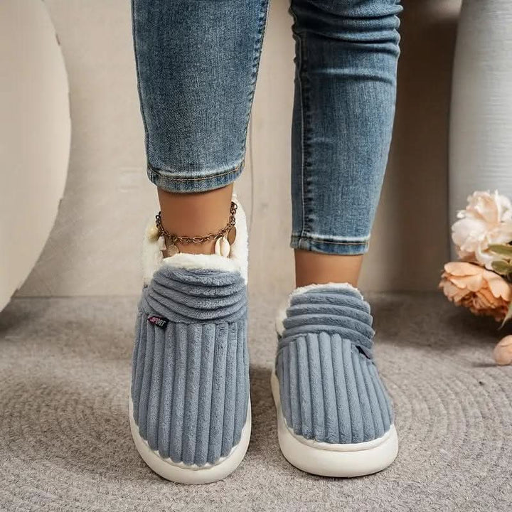 Ultimate relaxation: cozy unisex thermal house slippers for warm winter comfort.