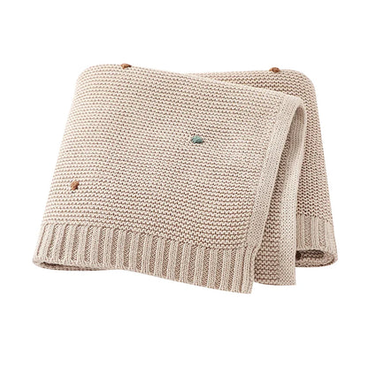 Machine-washable ultra-soft cotton baby blanket, a practical and cozy newborn essential