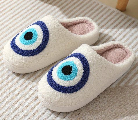 Deer motif Christmas slippers, offering warm, soft comfort and a reliable non-slip design for festive indoor wear.