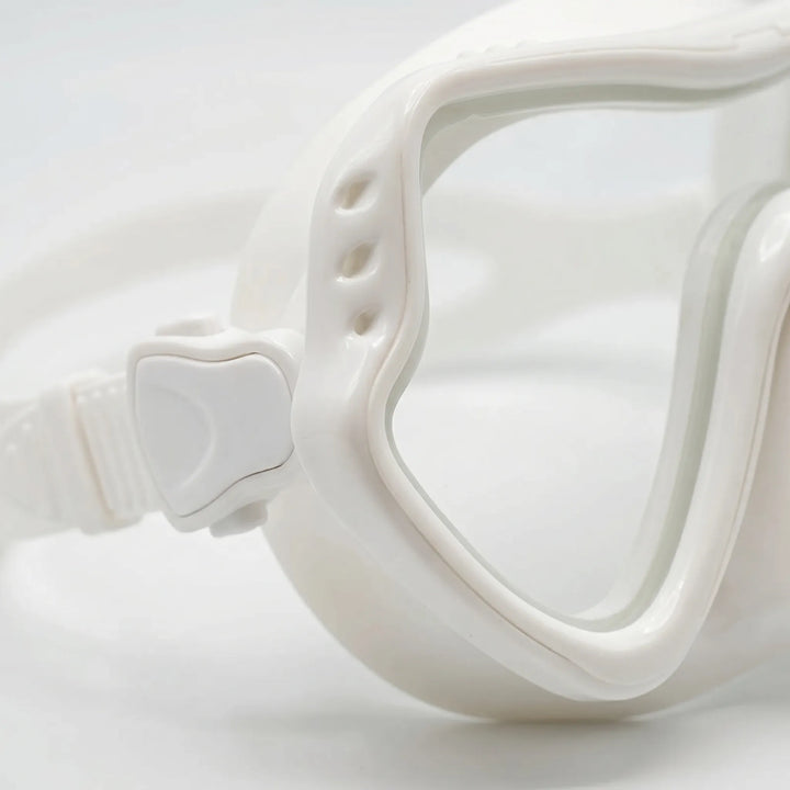 Durable diving gear: Wide view snorkeling mask with crystal clear tempered glass for ocean exploration.