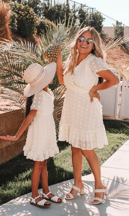 Polyester V-neck short sleeve dresses for family matching, an essential for summer casual style