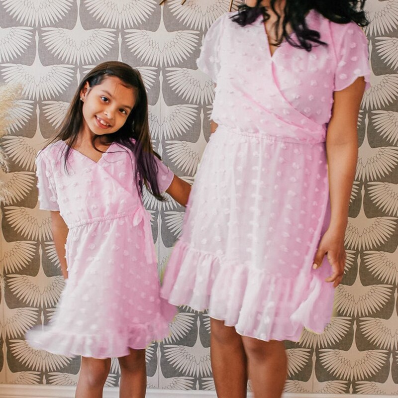 Family matching V-neck short sleeve dresses for women and girls, perfect for summer casual wear