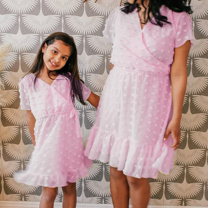 Family matching V-neck short sleeve dresses for women and girls, perfect for summer casual wear