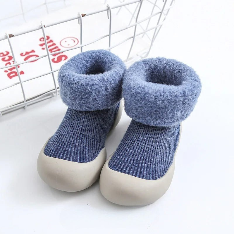 Unisex kids warm anti-slip socks in a cozy knit, perfect for cold weather