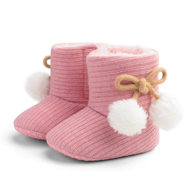 Detail of the anti-slip sole on warm baby winter boots, ensuring safety for new walkers