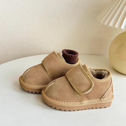 Unisex beige baby winter boots with easy Velcro closure, ensuring warm tiny feet.