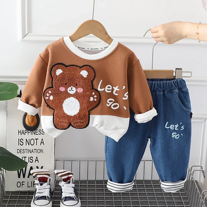 Yellow baby outfit: close-up of the hoodie with a kangaroo pocket, soft toddler clothes