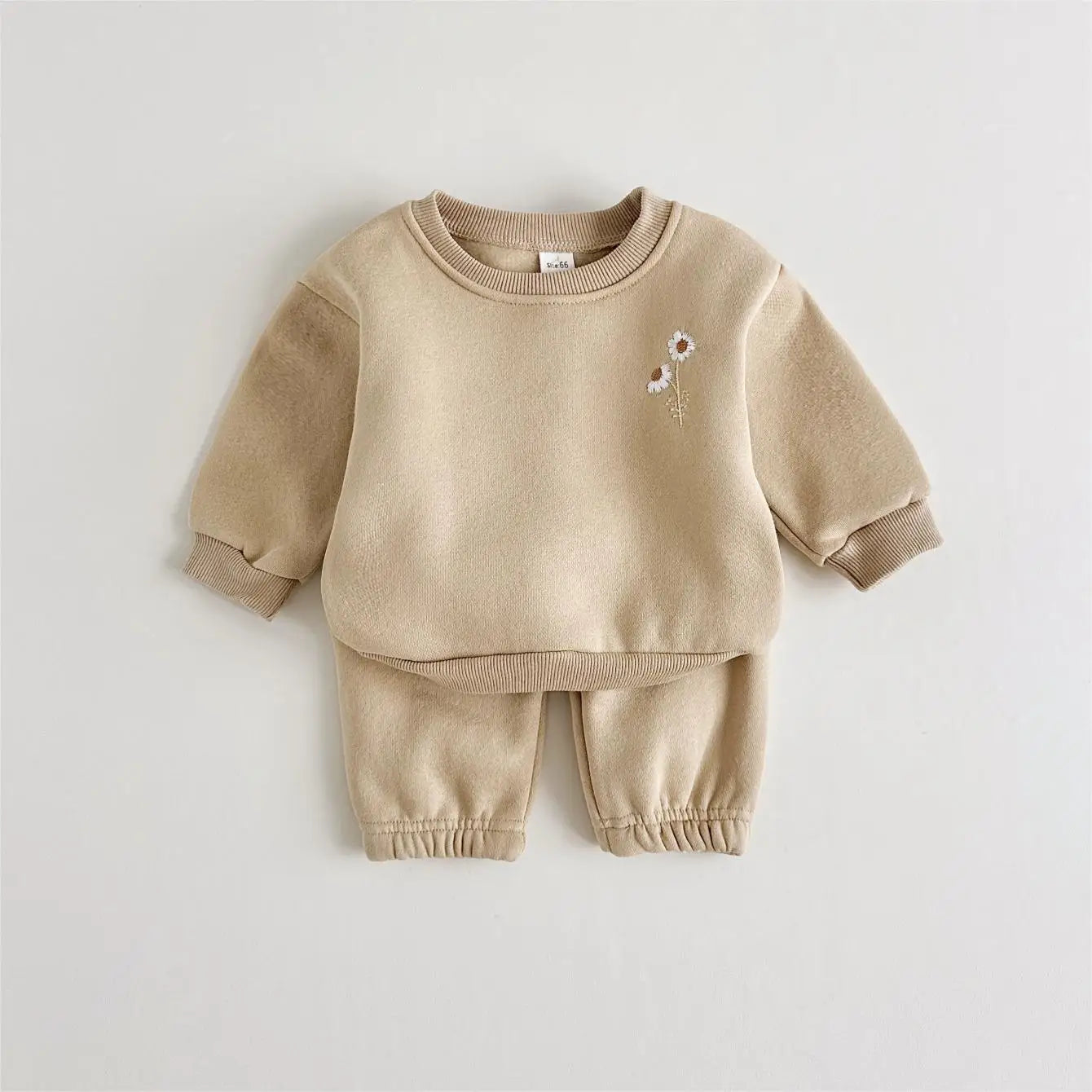 Girls' fashion: Warm winter tracksuit set with delicate floral embroidery, ideal for casual wear