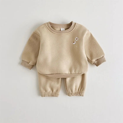 Girls' fashion: Warm winter tracksuit set with delicate floral embroidery, ideal for casual wear