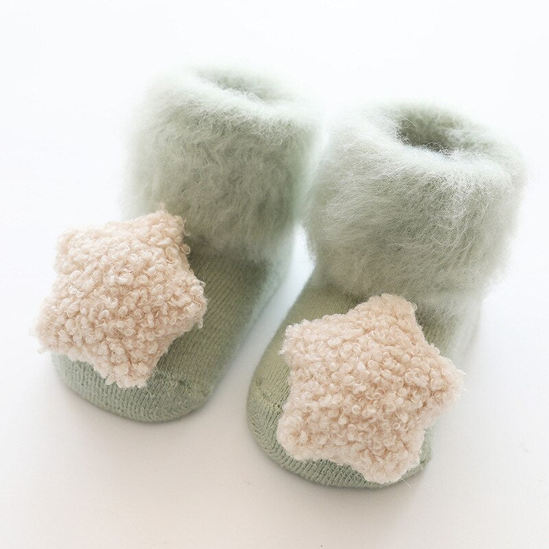 Adorable baby socks: warm, fur-lined, and anti-slip for infants and toddlers in chilly weather.