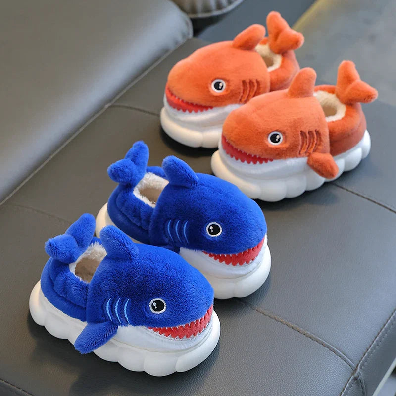 Boys' and girls' shark slippers, ideal for winter. Comfortable cotton and a non-slip indoor sole.