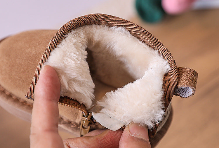 Brown toddler ankle boots, plush lined for warmth. Durable and stylish kids' winter shoes.