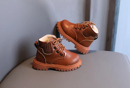 Autumn/winter unisex kids boots, made of warm cotton, featuring a secure zipper closure.