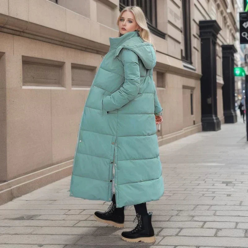 Long women's winter coat, combining warmth and sophisticated style.