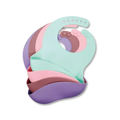 Durable silicone baby bib, waterproof, showcasing a charming cartoon giraffe.