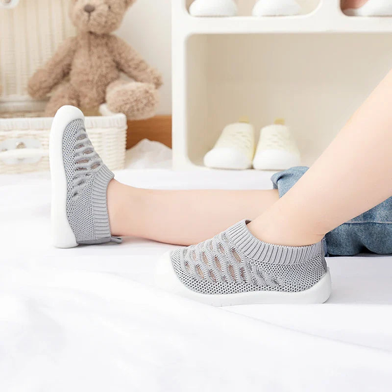 Black baby breathable mesh sneakers, versatile and comfortable for spring & summer