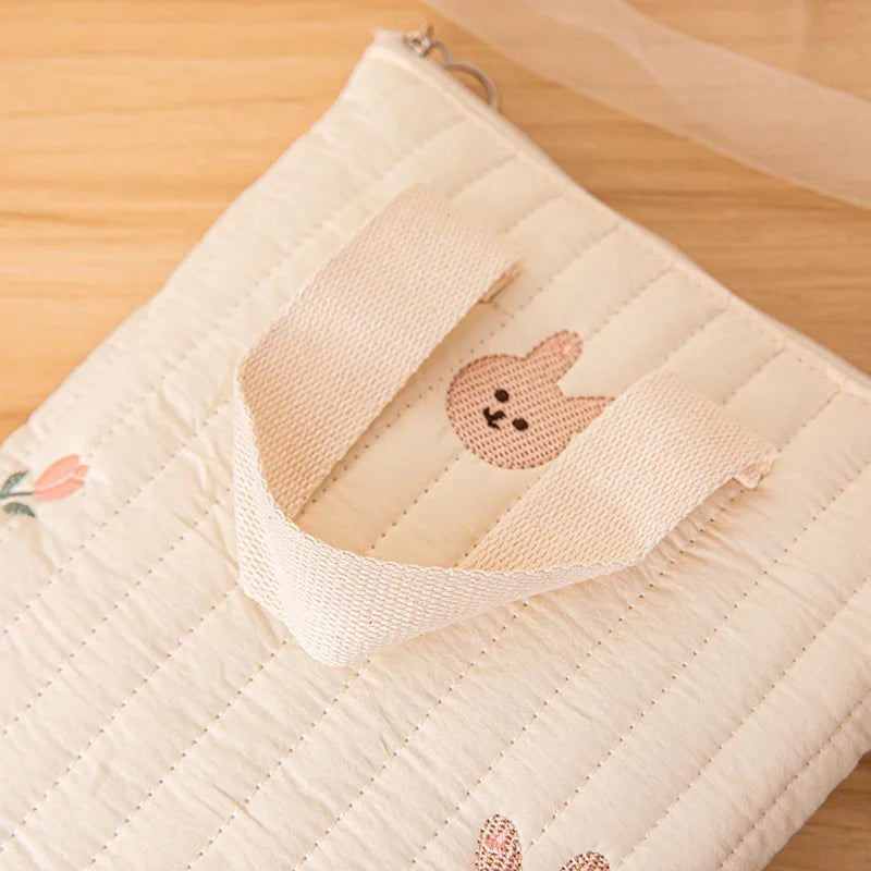 Close-up of the baby cotton bag's sturdy hardware, ensuring durability for daily use