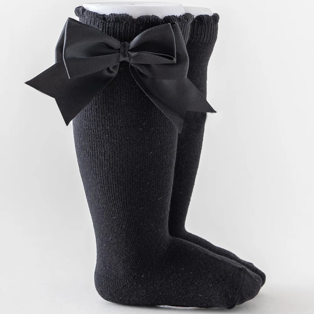 Plain white knee-high socks for girls with an understated elegant satin bow, versatile.
